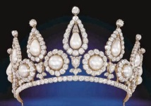 pearls-at-the-victoria-and-albert-museum-L-WiJLRo